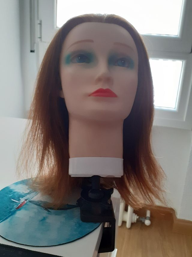 Cabeza de peluquería con soporte.