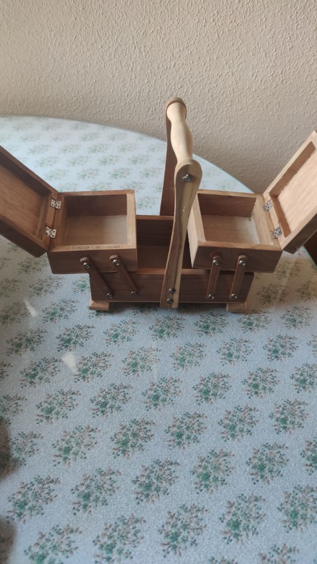 Scatola da cucito in legno. Anni '80