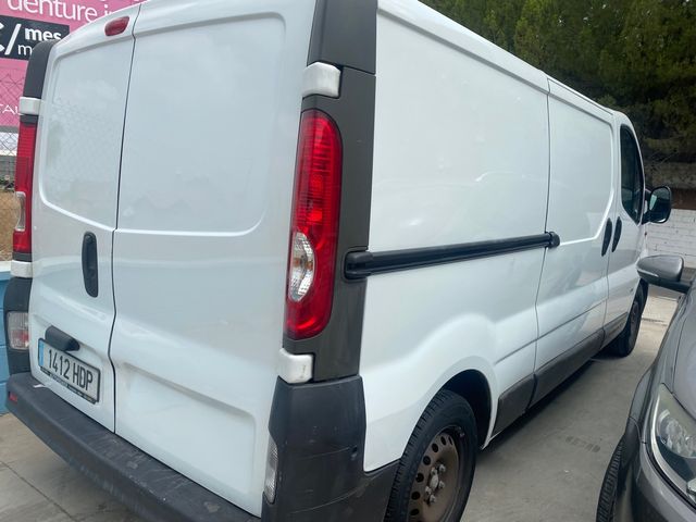 Opel vivaro 2.0 cdti Furgon largo 115cv 2011 de segunda mano por 5.999