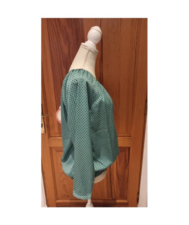 Blusa aguamarina manga larga con lunares negros