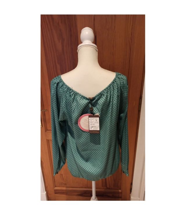 Blusa aguamarina manga larga con lunares negros