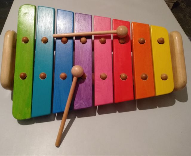 Xilòfon de fusta de joguina. "Giant xylophone"