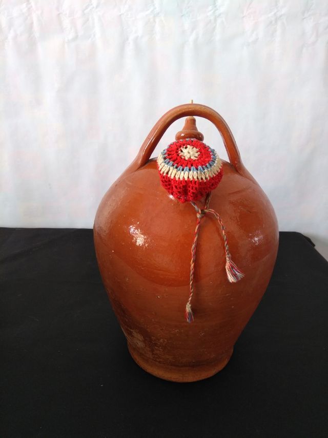 Botijo Talavera: Set de tres botijos de barro.