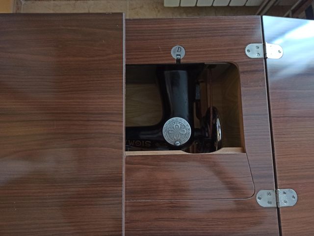 Máquina de coser SIGMA antigua.