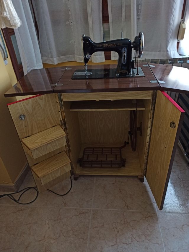 Máquina de coser SIGMA antigua.