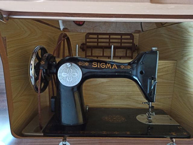 Máquina de coser SIGMA antigua.