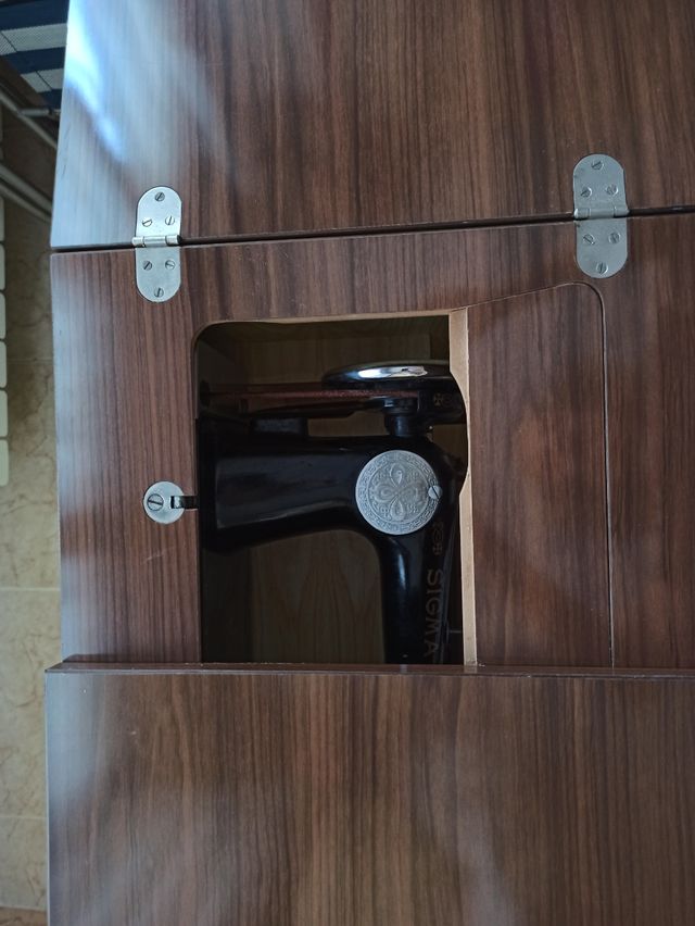 Máquina de coser SIGMA antigua.