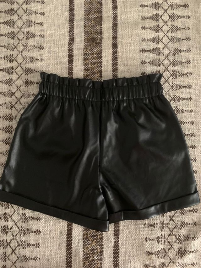 Bermudas polipiel negras Pull & Bear