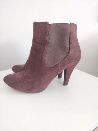 Botines ante marrón tacón fino de segunda mano por 7 EUR en Barcelona en  WALLAPOP