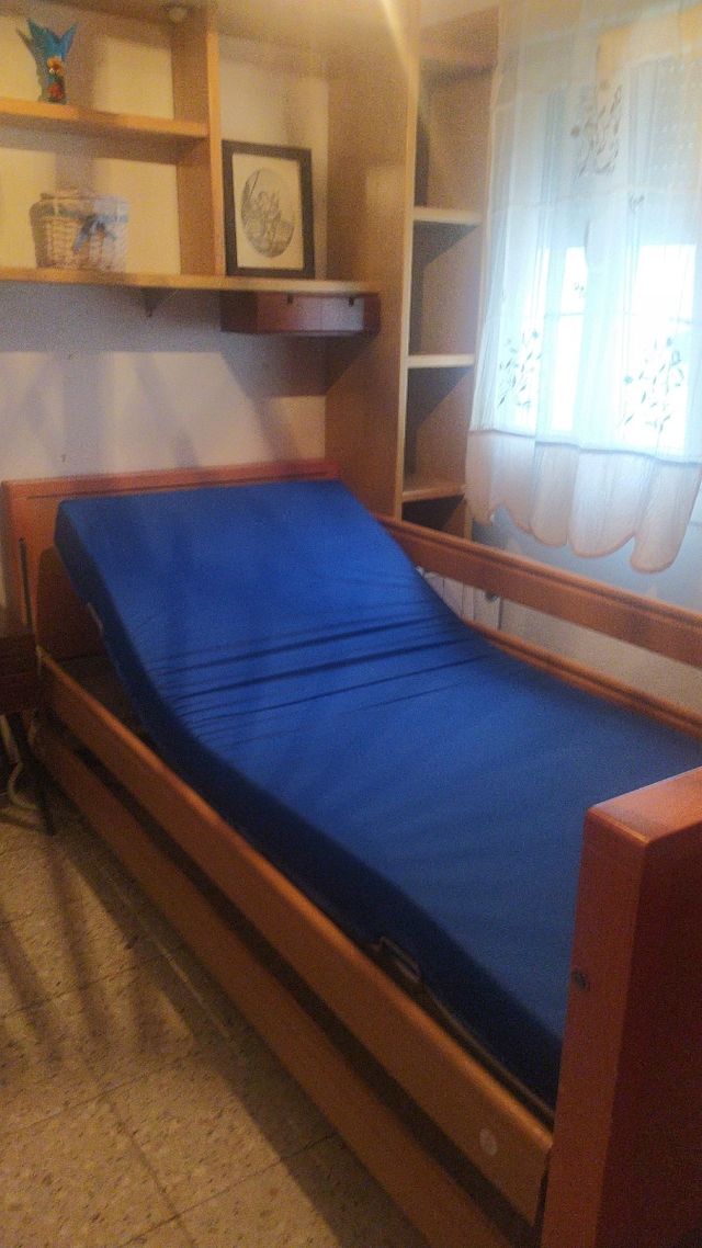 Cama geriátrica articulada.