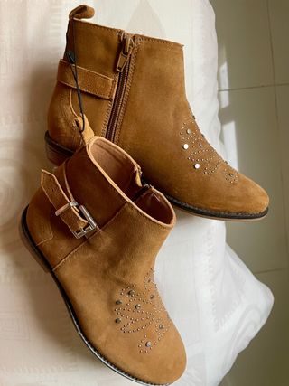 Botines marrones de la marca Zara talla 36 de segunda mano por 25 EUR en  Fuengirola en WALLAPOP