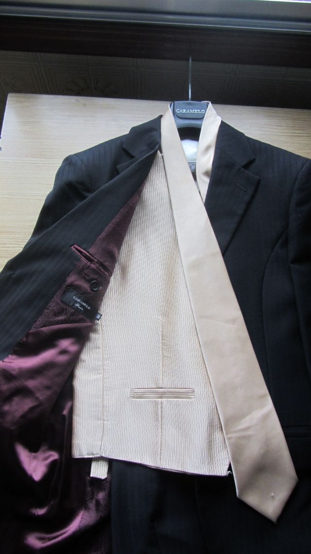 Traje de novio de Caramelo