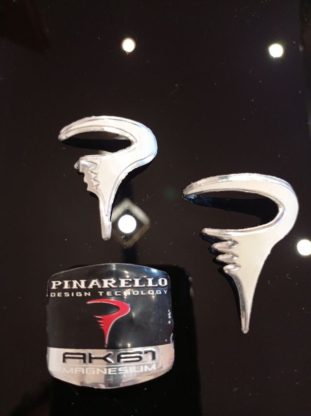 Escudo chapitas Pinarello.