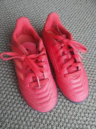 Botas de fútbol para niño\\/a talla 28 de segunda mano por 10 EUR en  Pontevedra en WALLAPOP