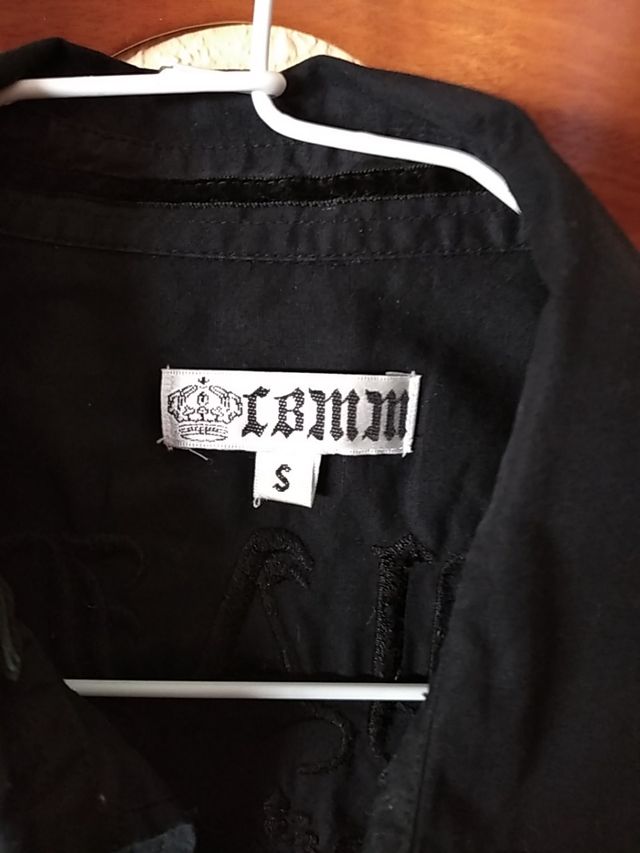 Camisa entallada T/S con bordado en la espalda