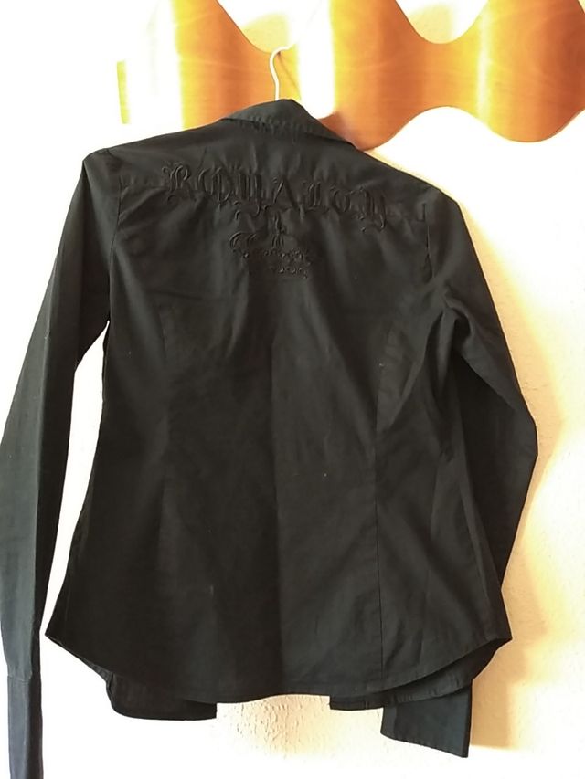 Camisa entallada T/S con bordado en la espalda