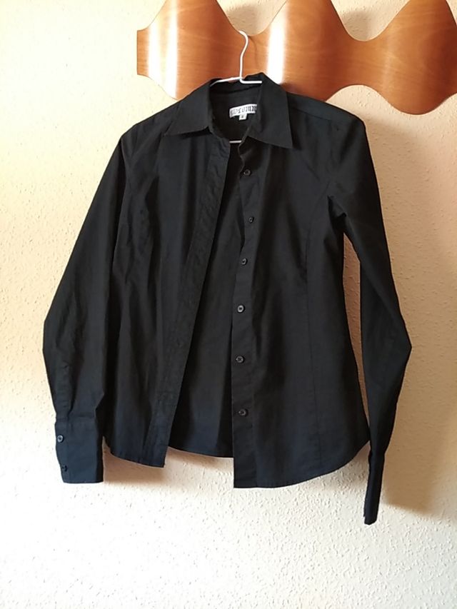 Camisa entallada T/S con bordado en la espalda