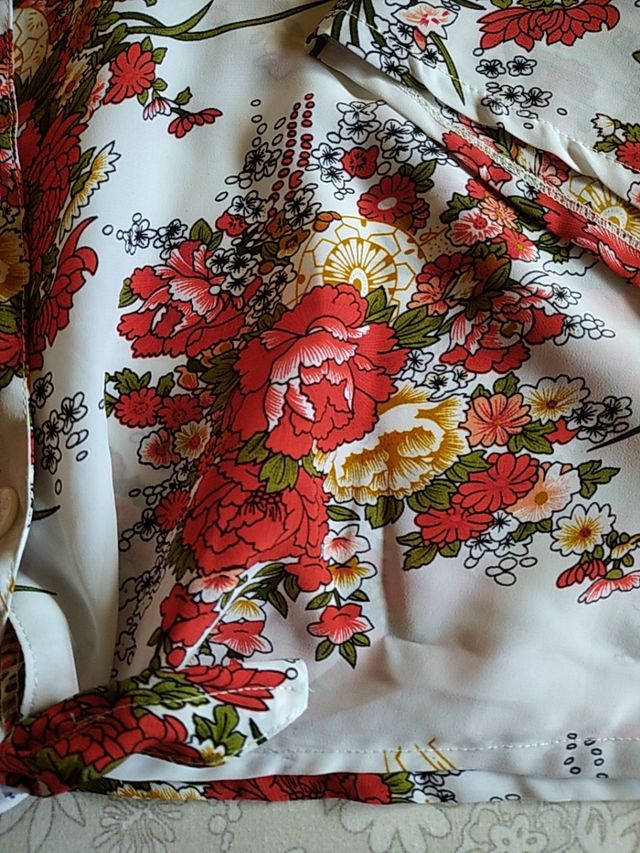 Camisa estampada ancha y anudada. Sirve hasta T/L