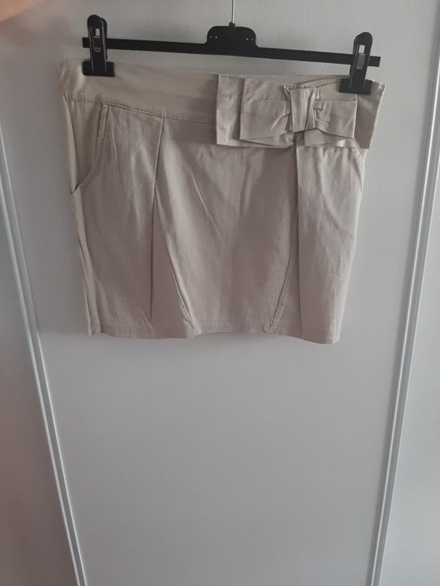 Falda beige con lazo