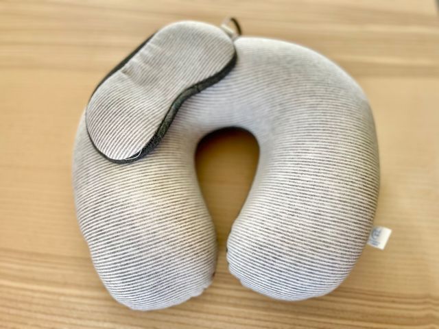 Almohada de viaje con antifaz