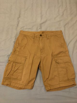 Pantalones cortos LEVIS, color beige, talla W32 de segunda mano por 7 EUR  en Molino de La Hoz en WALLAPOP