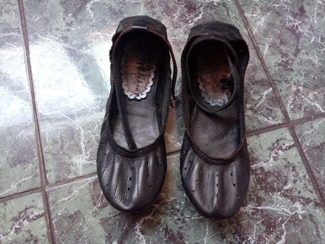 Unos zapatos negros.