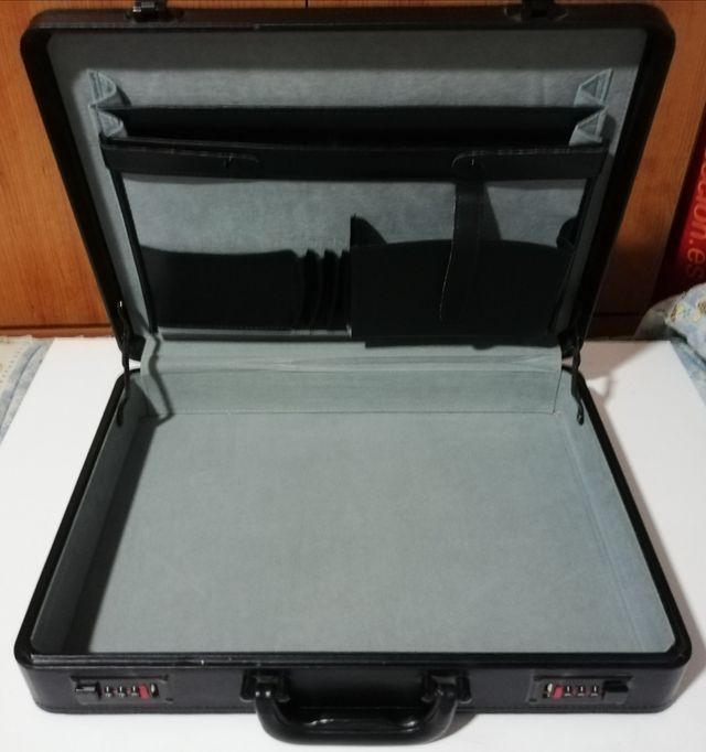 Maletín con cerraduras de combinación 