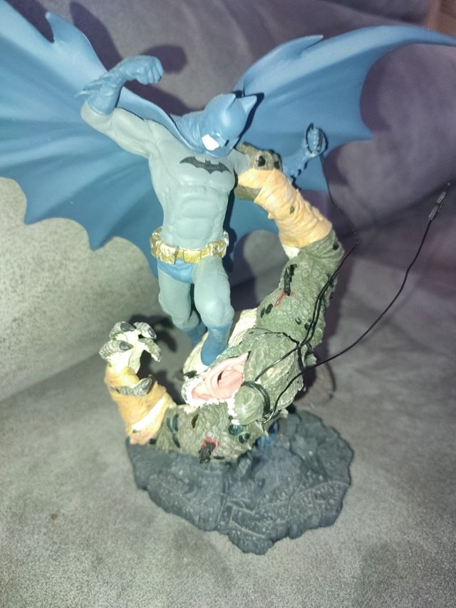 Estatua/figura batman vs cocodrile dc comics