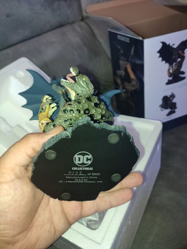 Estatua/figura batman vs cocodrile dc comics