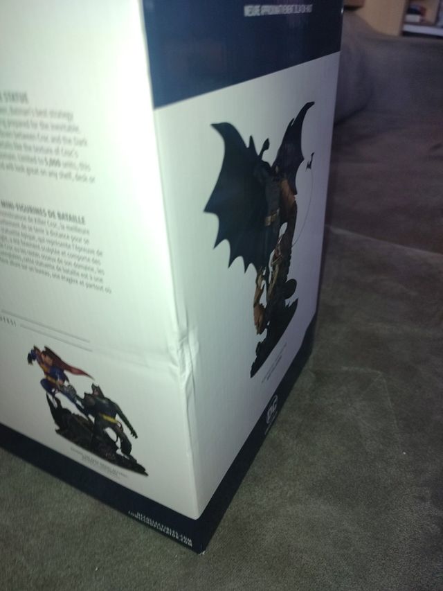 Estatua/figura batman vs cocodrile dc comics