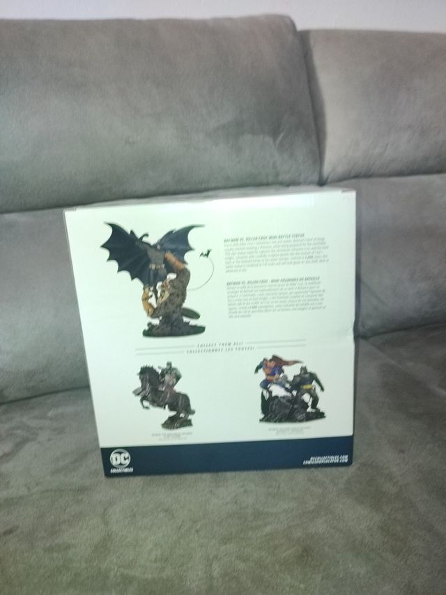 Estatua/figura batman vs cocodrile dc comics