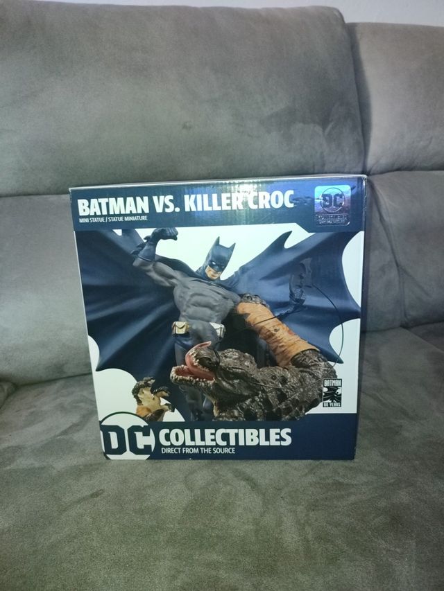 Estatua/figura batman vs cocodrile dc comics