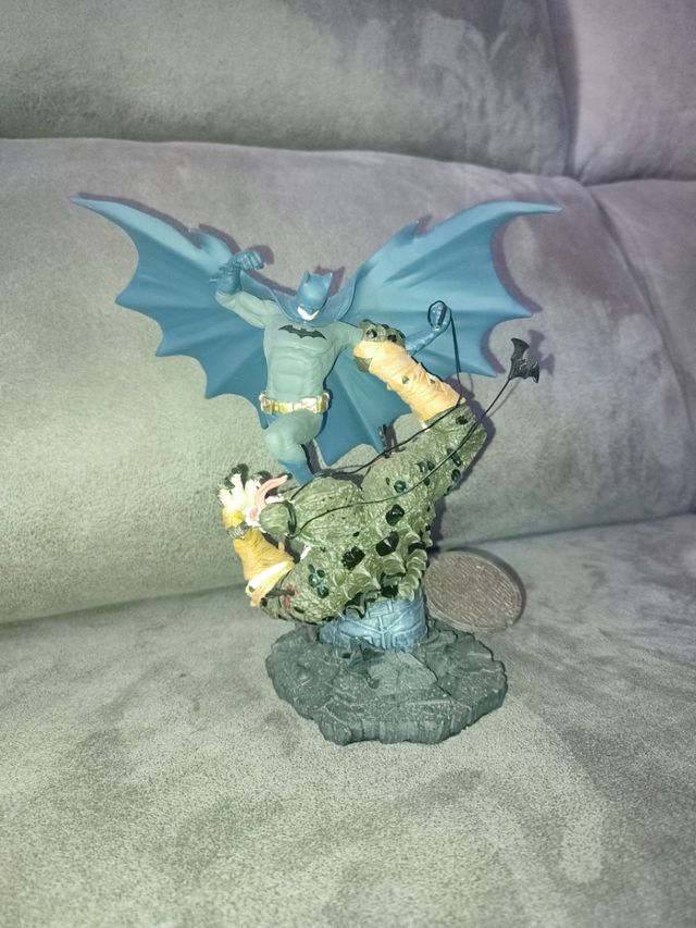 Estatua/figura batman vs cocodrile dc comics
