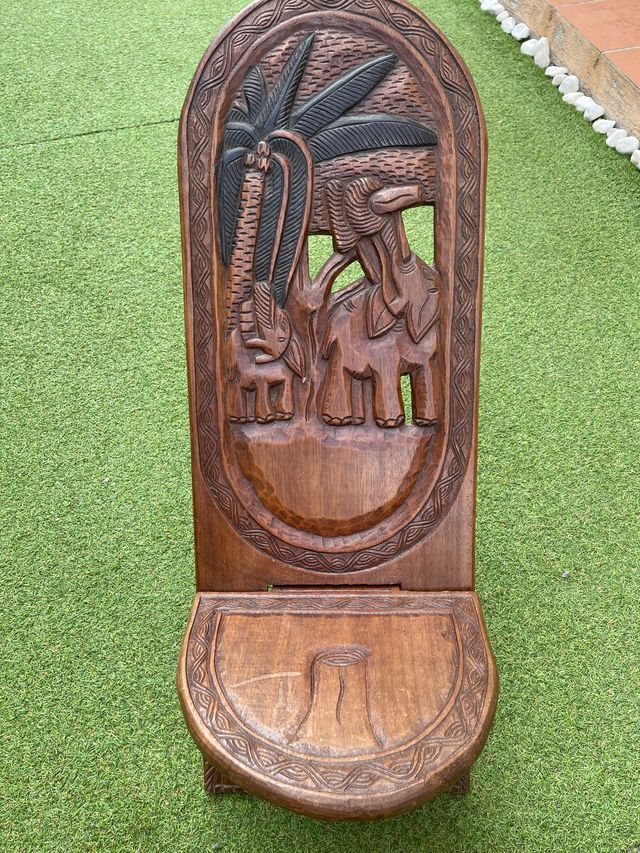 Silla africana tallada echa a mano