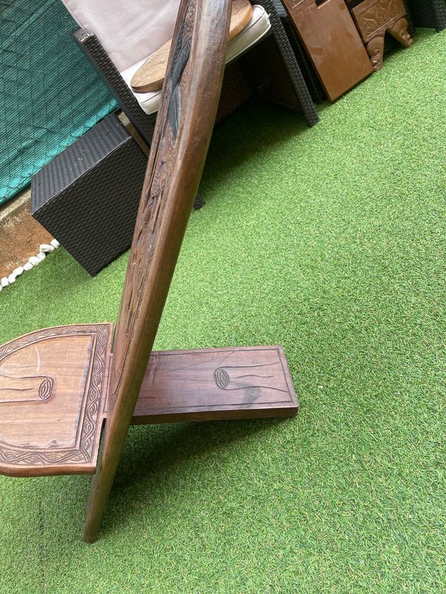 Silla africana tallada echa a mano