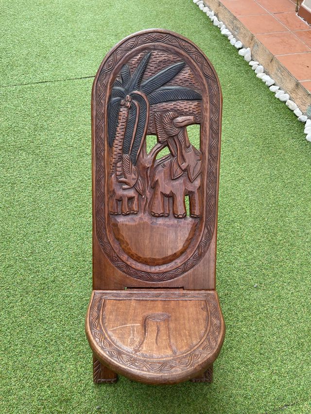 Silla africana tallada echa a mano