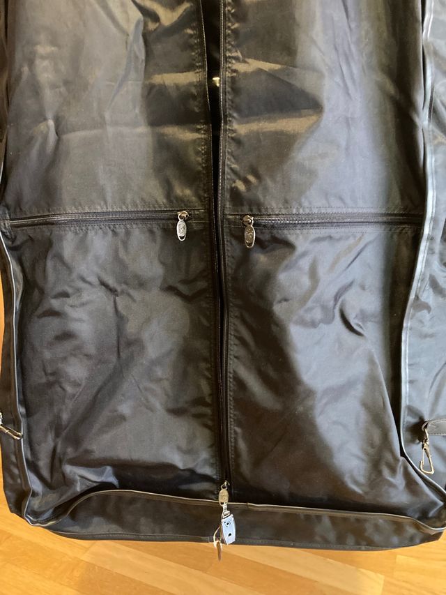 Funda viaje porta trajes negra con bolsillos.