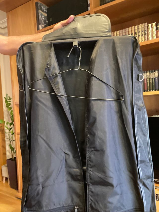 Funda viaje porta trajes negra con bolsillos.