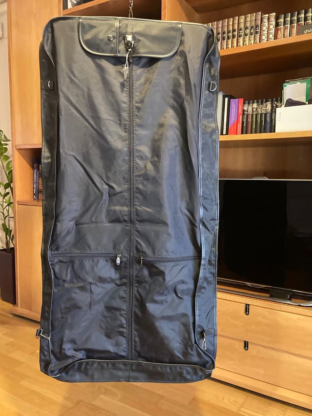 Funda viaje porta trajes negra con bolsillos.