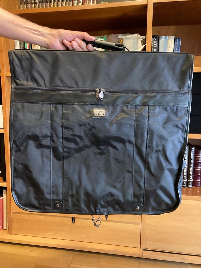 Funda viaje porta trajes negra con bolsillos.