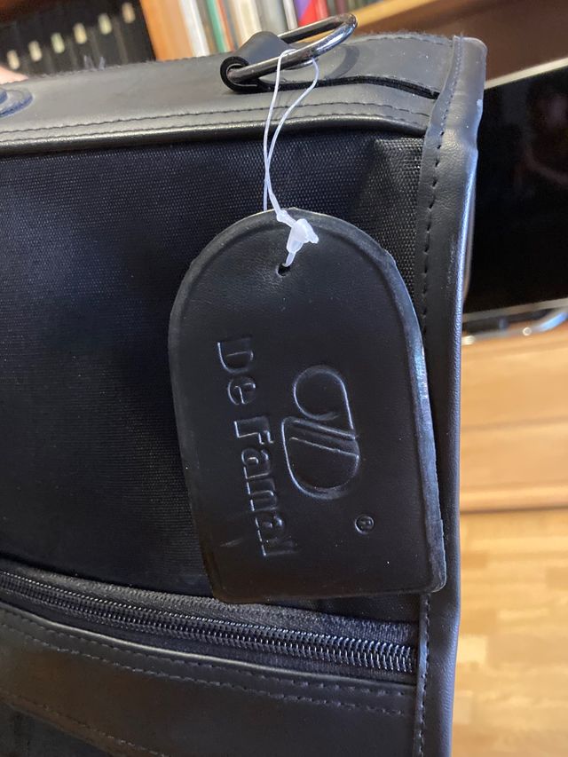 Funda viaje porta trajes negra con bolsillos.