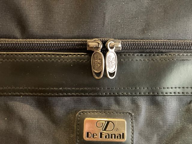 Funda viaje porta trajes negra con bolsillos.