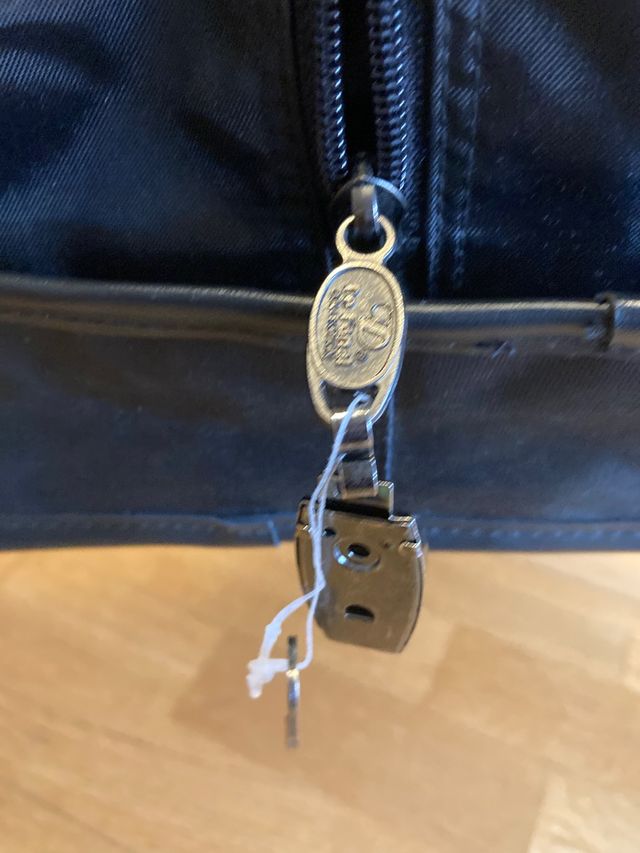 Funda viaje porta trajes negra con bolsillos.