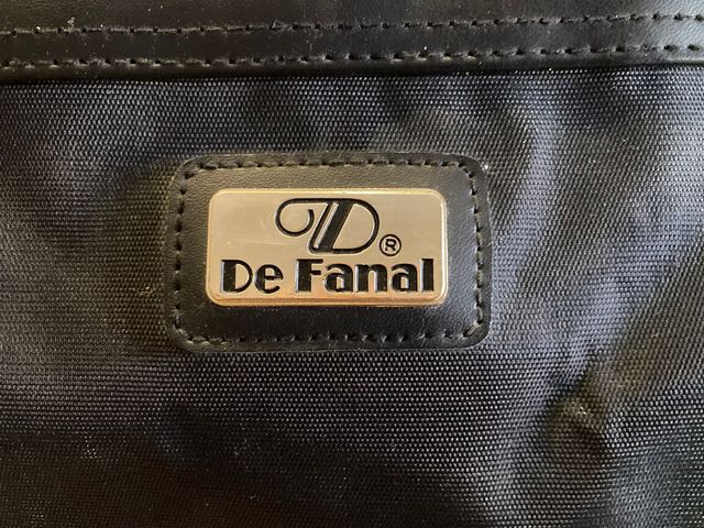 Funda viaje porta trajes negra con bolsillos.