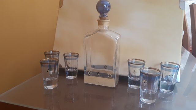 Juego licor botella y 6 vasos chupito