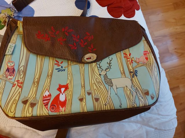 Bolso bandolera con dibujos de 37x27 cm. 