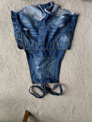 Peto vaquero claro con rotos Bershka de segunda mano – it.closet