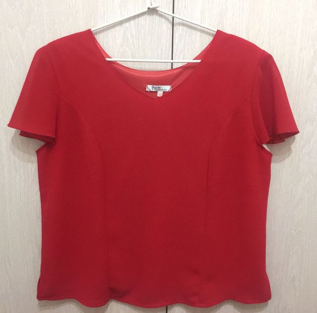 BLUSA ROJA DE AGUSTÍN COLMENERO