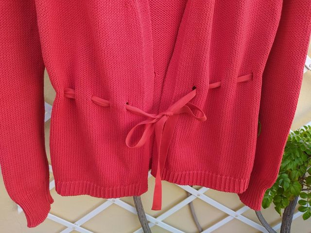 Chaqueta roja de punto de algodón con lazo