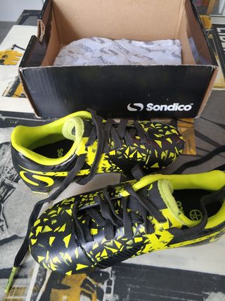 Botas futbol talla 24 de segunda mano por 15 EUR en Legizamon en WALLAPOP